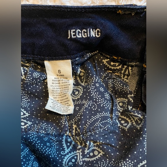 American Eagle Distressed Jegging - Picture 8 of 8